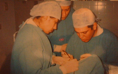 cirugia_experimental_estrabismo/personal_quirurgico_operando cirugia_experimental_estrabismo/personal_quirurgico_operando