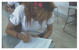 programa_educacion_ambiental/estudiante_contestando_encuesta programa_educacion_ambiental/estudiante_contestando_encuesta